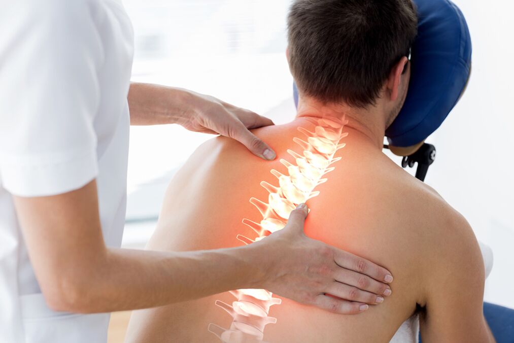 médico examina as costas con osteocondrose torácica